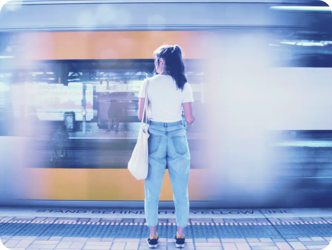 一位妇女站在驶过的火车前