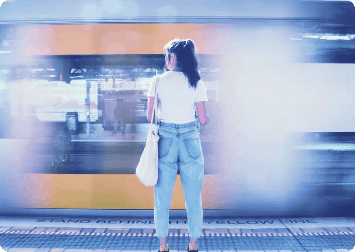 一位妇女站在行驶的火车前